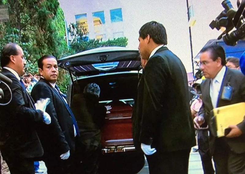 Los restos de Chespirito llegaron esta tarde a Televisa San Ángel en donde en uno de los foros se llevará a cabo una misa de cuerpo presente.