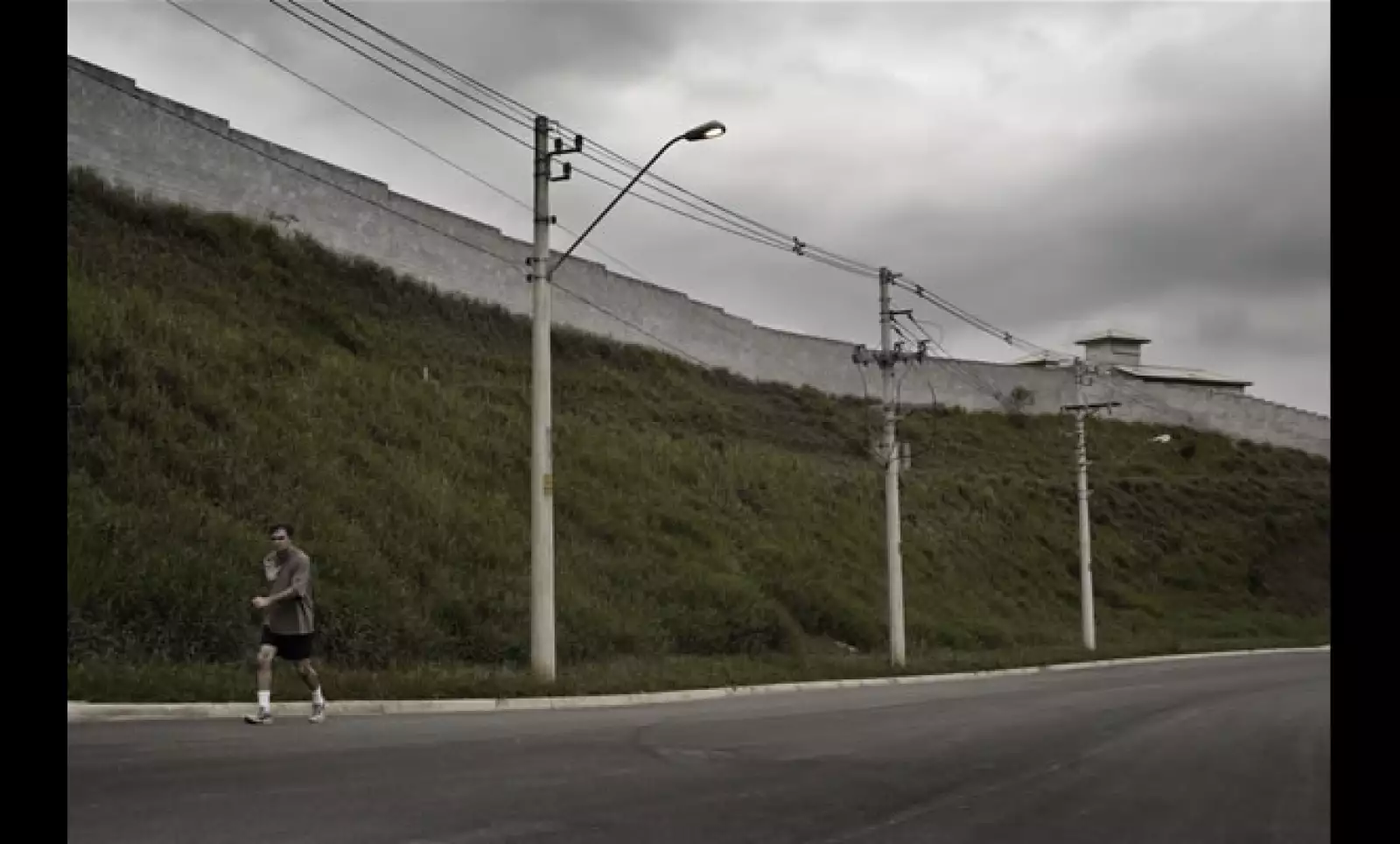 En tanto, la clase alta ha huído del caos citadino y vive más allá del anillo de miseria, en busca de privacidad y seguridad. Pero la sensación de libertad y calidad de vida parece una ilusión tanto en barrios marginales como en los más pudientes.