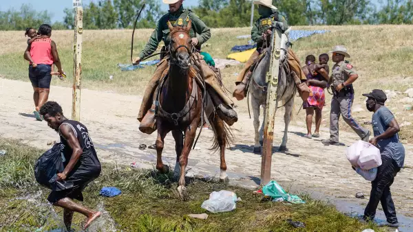 Maltrato a migrantes haitianos por elemento de EU.