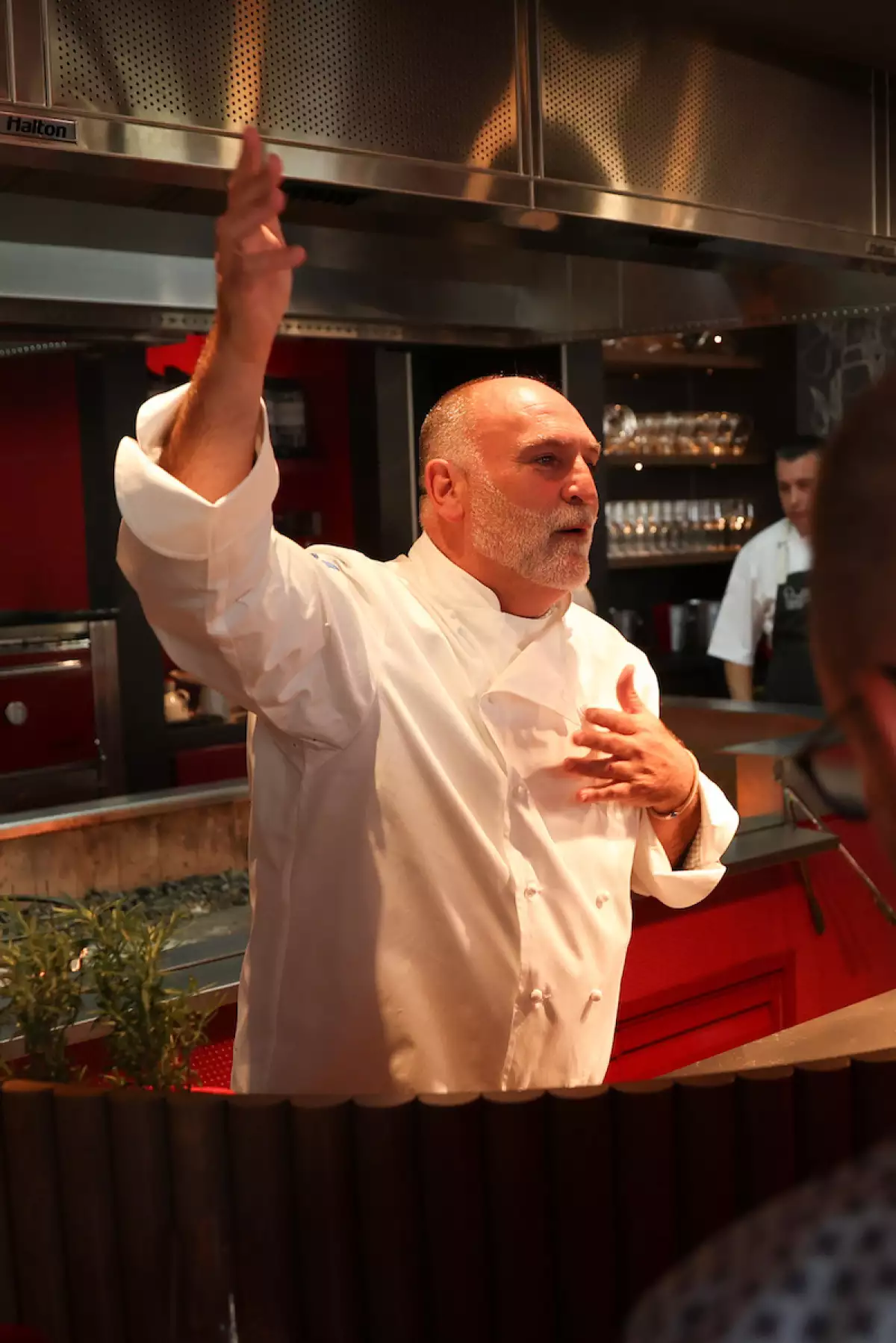 Chef José Andrés ayuda a afectados por huracán Otis