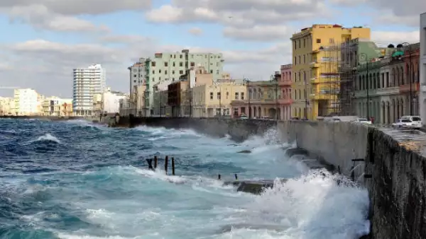 Malec�n, Cuba