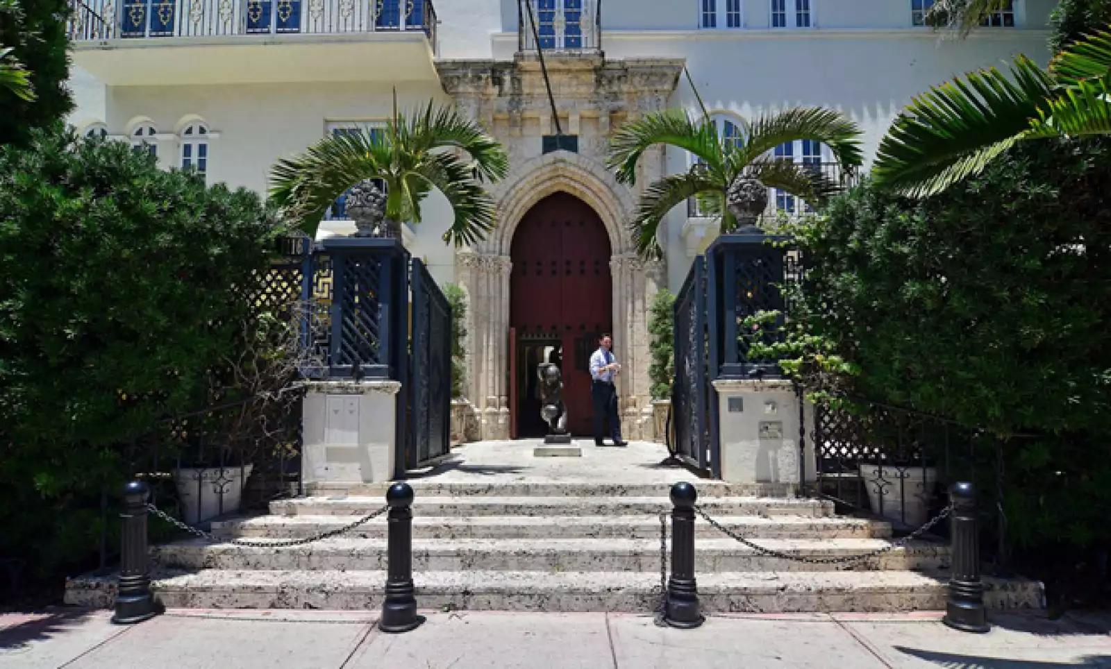 En la entrada de la mansión fue asesinado el diseñador italiano Gianni Versace, el 15 de julio de 1997.