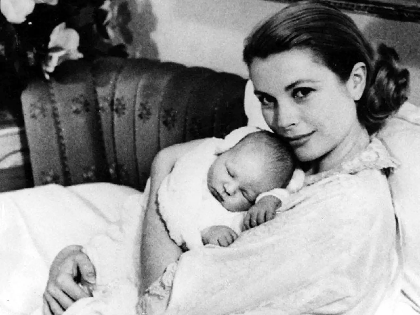 La primera foto oficial del príncipe Alberto Alejandro Luis Pedro de Grimaldi, en los brazos de su feliz madre, en Mónaco el 17 de marzo de 1958.