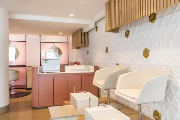 Salón de belleza del hotel Andaz con paredes rosas