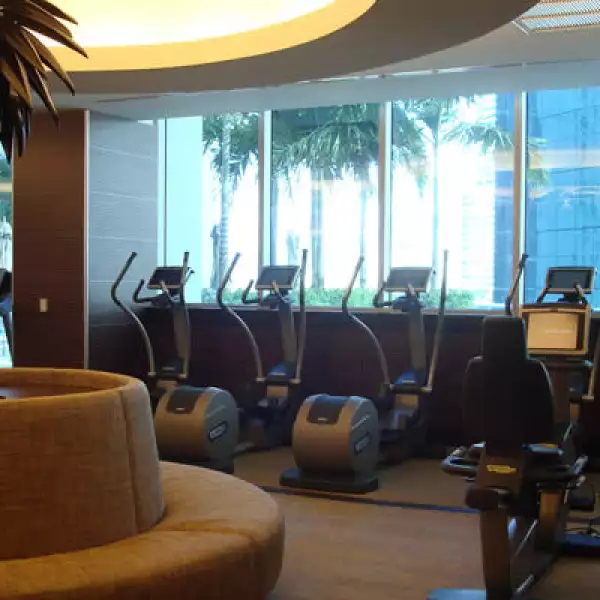 El ‘fitness center’ tiene acceso con la llave del cuarto y también está disponible para los residentes de Epic. Tiene pantallas de televisión en los espejos y vista a la terraza.