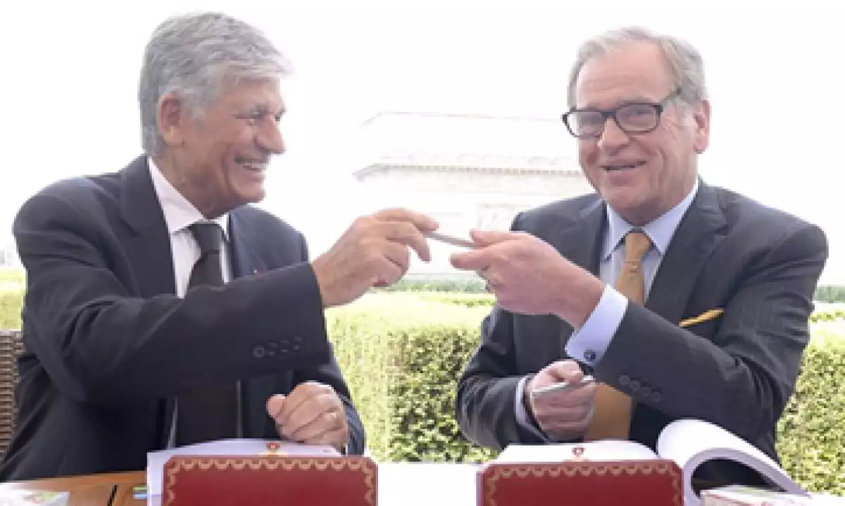 El CEO de Publicis, Maurice Lévy, (i) y el de Omnicom, John Wren (d) en el acto oficial de la fusión. (Foto: EFE)