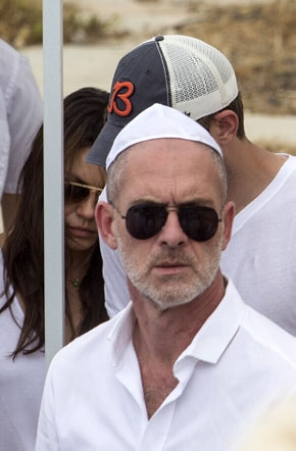 Mila Kunis y Ashton Kutcher parecían conmovidos en el funeral del fundador del centro Kabbalah de Los Ángeles.