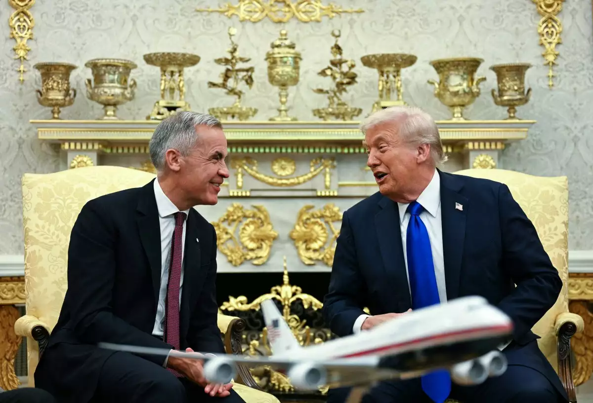 El presidente de los Estados Unidos, Donald Trump, se reúne con el primer ministro canadiense Mark Carney en la Oficina Oval de la Casa Blanca en Washington, DC, el 7 de octubre de 2025. La reunión de Carney llega cuando espera convencer al presidente Donald Trump de que alivie los aranceles estadounidenses que están afectando negativamente a la economía de Canadá.