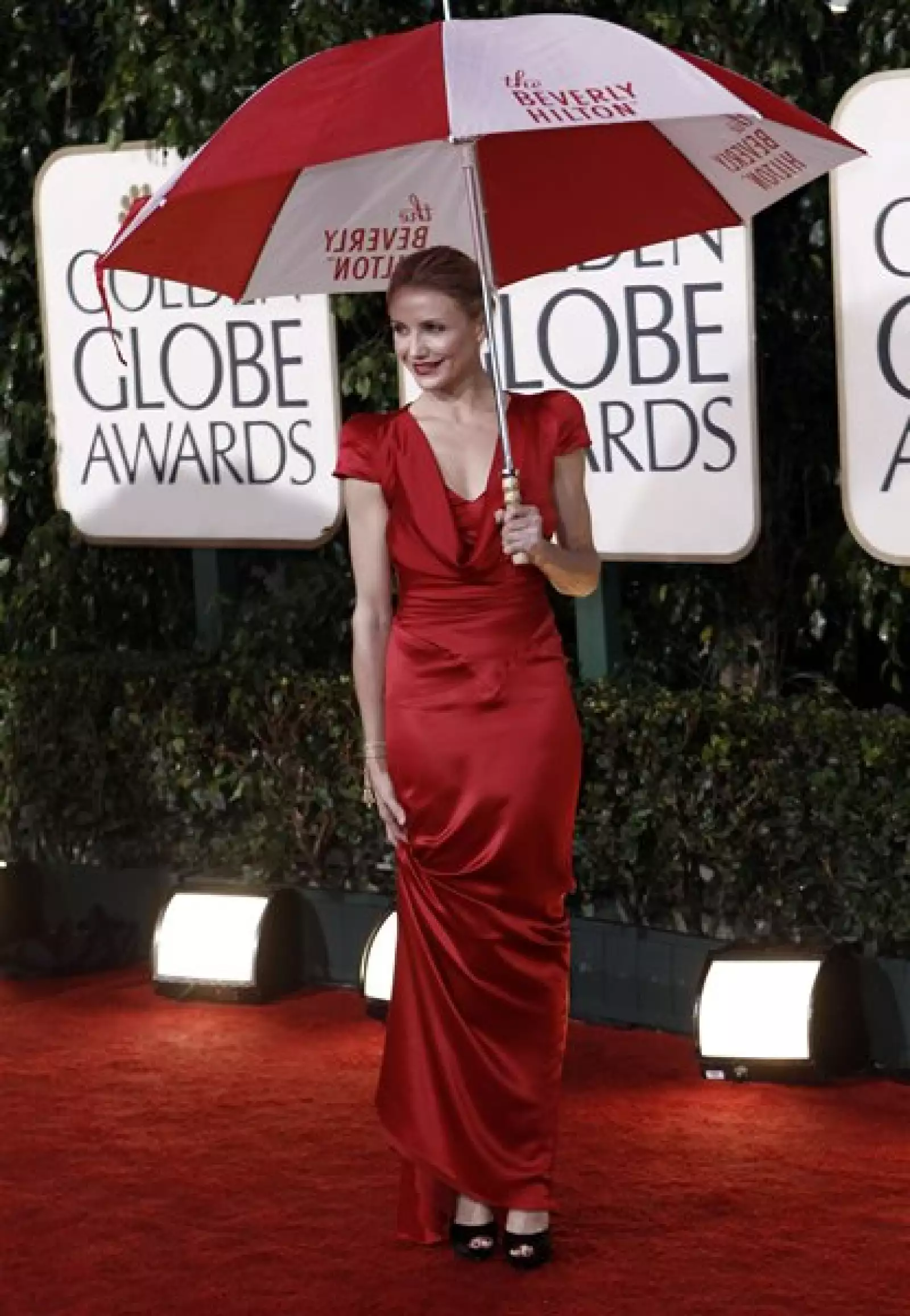 Cameron diaz acertó con este modelo en satén rojo, que la distinguió entre el mar de morados y negros.