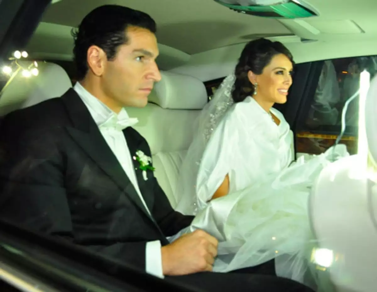 La novia llegó a la iglesia en un Rolls-Royce y luciendo un hermoso vestido blanco de Manuel Mota diseñado especialmente para ‘Pronovias'.