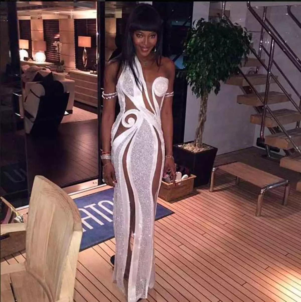 Naomi lució muy sexy con este diseño Versace.