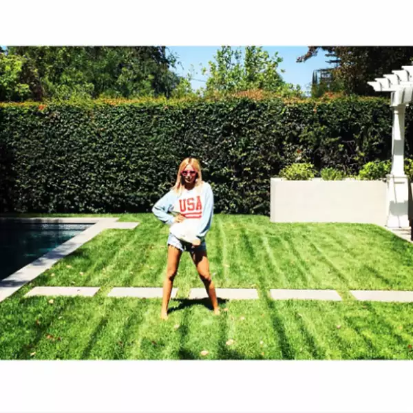 Ashley Tisdale celebró con una sweatshirt en honor a Estados Unidos.