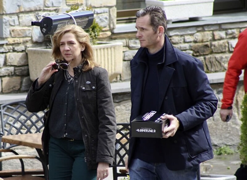 En medio de una investigación por corrupción que persigue a la familia Urdangarin, así es como pasan la infanta Cristina, Iñaki y sus cuatro hijos el día a día.