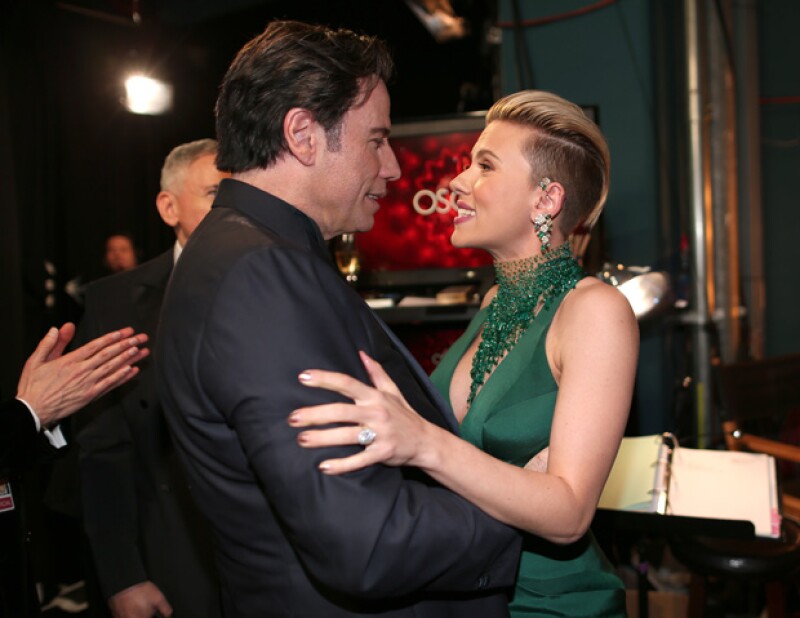 Lo que no se vio en la red carpet de los Oscar es lo bien que se llevan Scarlet y John.