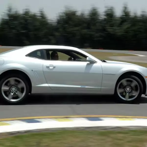 La tracción es de las ruedas traseras es una de las más efectivas del mercado ya que emplea la plataforma de los General Motors australianos, mejor conocida como Zeta, con un doble agarra la superficie.