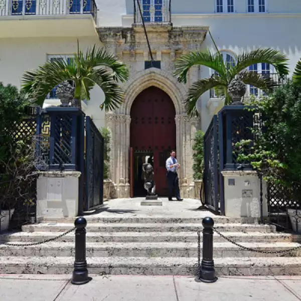 En la entrada de la mansión fue asesinado el diseñador italiano Gianni Versace, el 15 de julio de 1997.