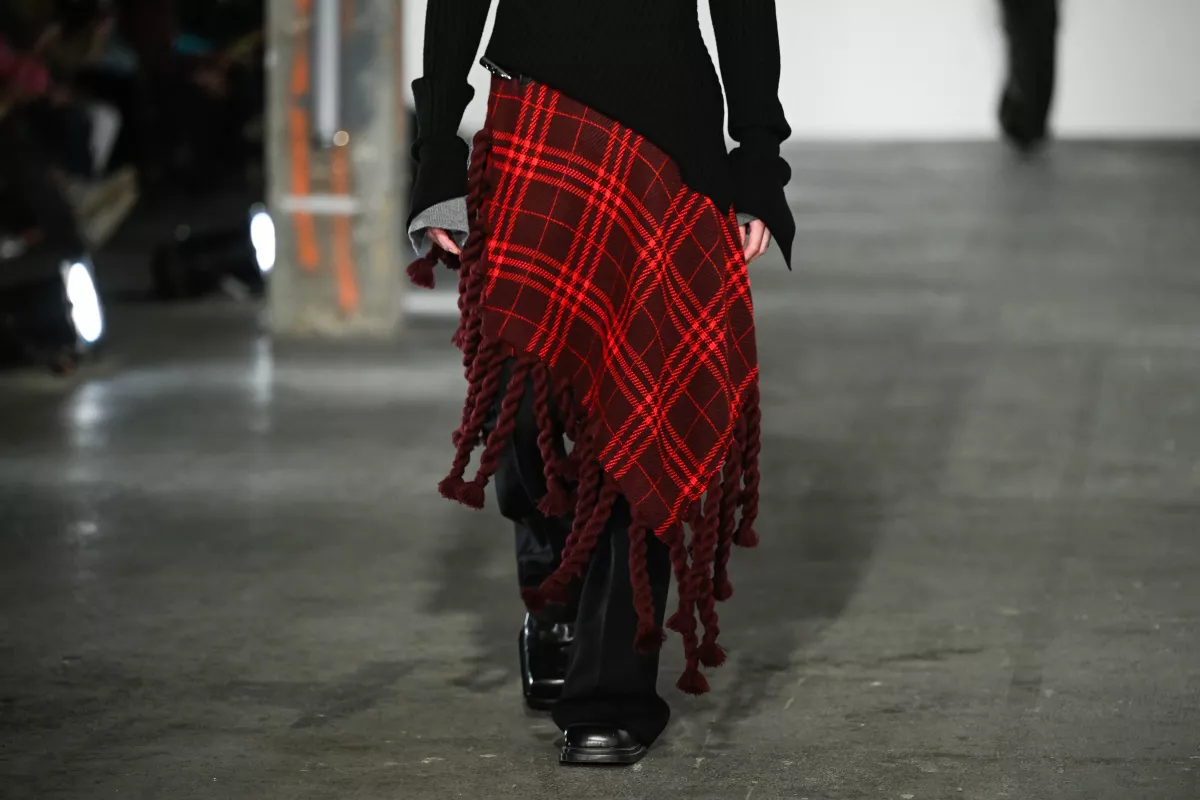 Con toques punk, Anderson reinventa los clásicos de Dior en la Semana de la Moda masculina de París