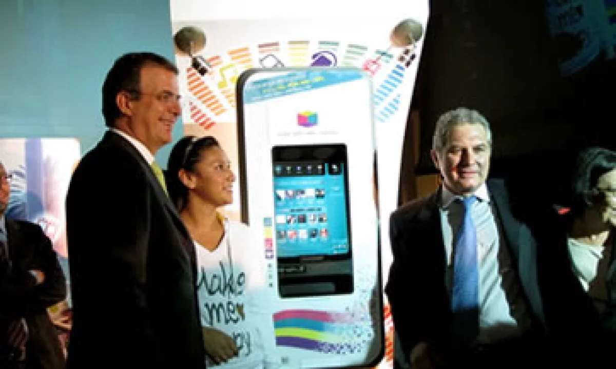 El Jefe de Gobierno del DF, Marcelo Ebrard, presentó el programa y uno de los kioscos que se colocarán en las plazas. (Foto: Cortesía del GDF)