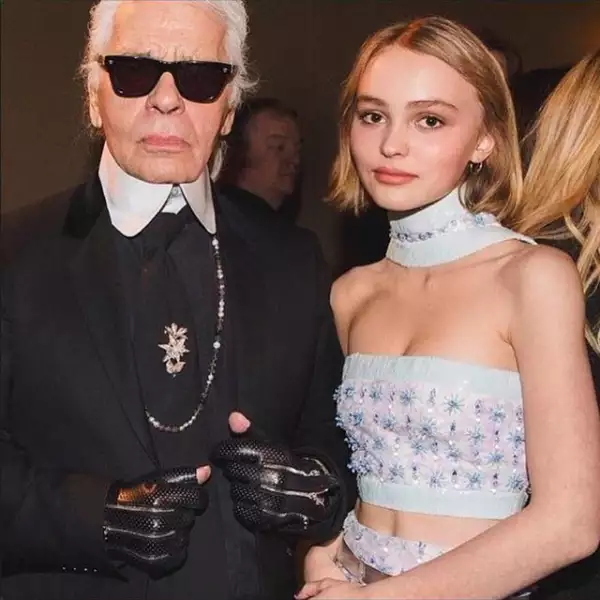 Hace dos semanas se celebró, en Nueva York, la presentación de la colección Metiers d´Art de Chanel, evento en el que la joven de 15 años acaparó las miradas con su enigmática belleza y peculiar estilo.