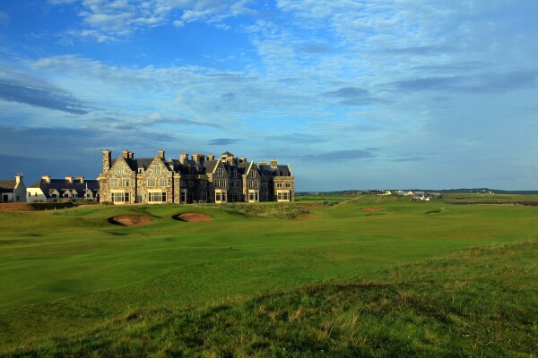 Lo único que une al magnate con este país es su campo de golf... y su enemistad con Rosie O'Donnell.