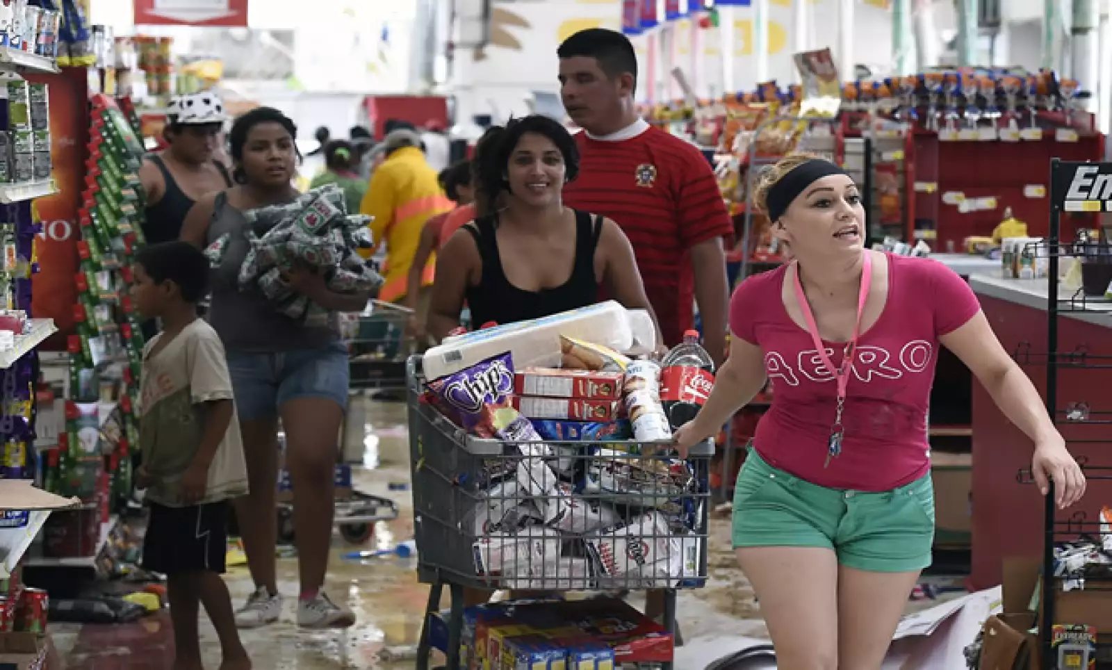 Medios indican que algunos pobladores se han metido a las viviendas afectadas por el huracán.