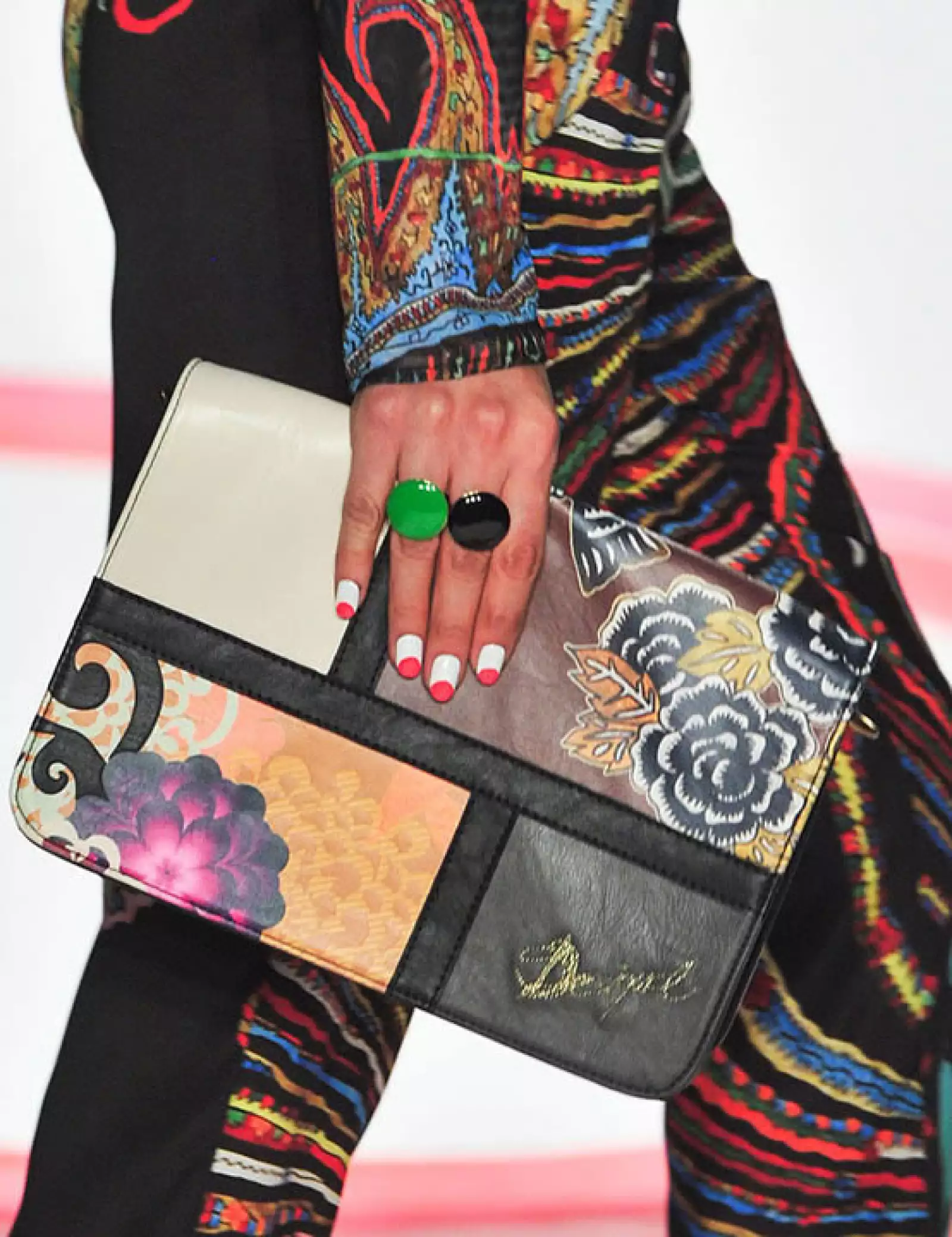 Desigual Spring 2014- Creadas por la nail artist  Keri Blair para MAC Cosmetics, los esmaltes que utilizó fueron Fiestaware e Impassioned, así como también unos stickers en forma de medio círculo para poderme dar la forma requerida.