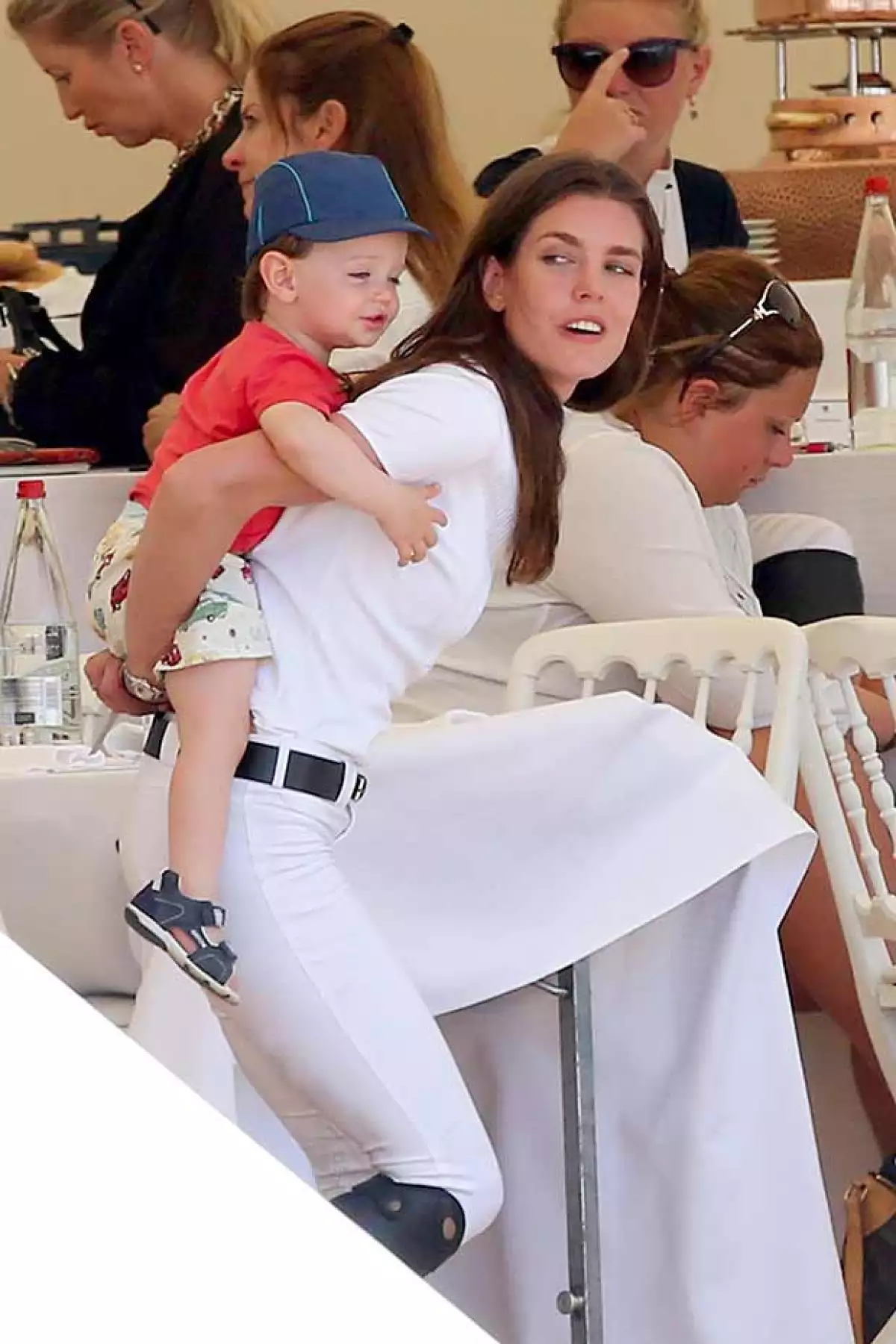 La hija de Carolina de Mónaco fue captada jugando "caballito" con Raphaël en el marco de un torneo de equitación en Cannes.