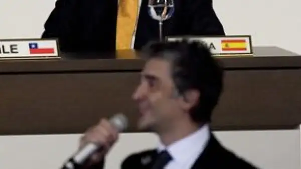 Alejandro Fernández, luego de su interpretación, saludó al presidente Felipe Calderón y bajó del escenario para estrechar la mano de la reina Sofía de España.