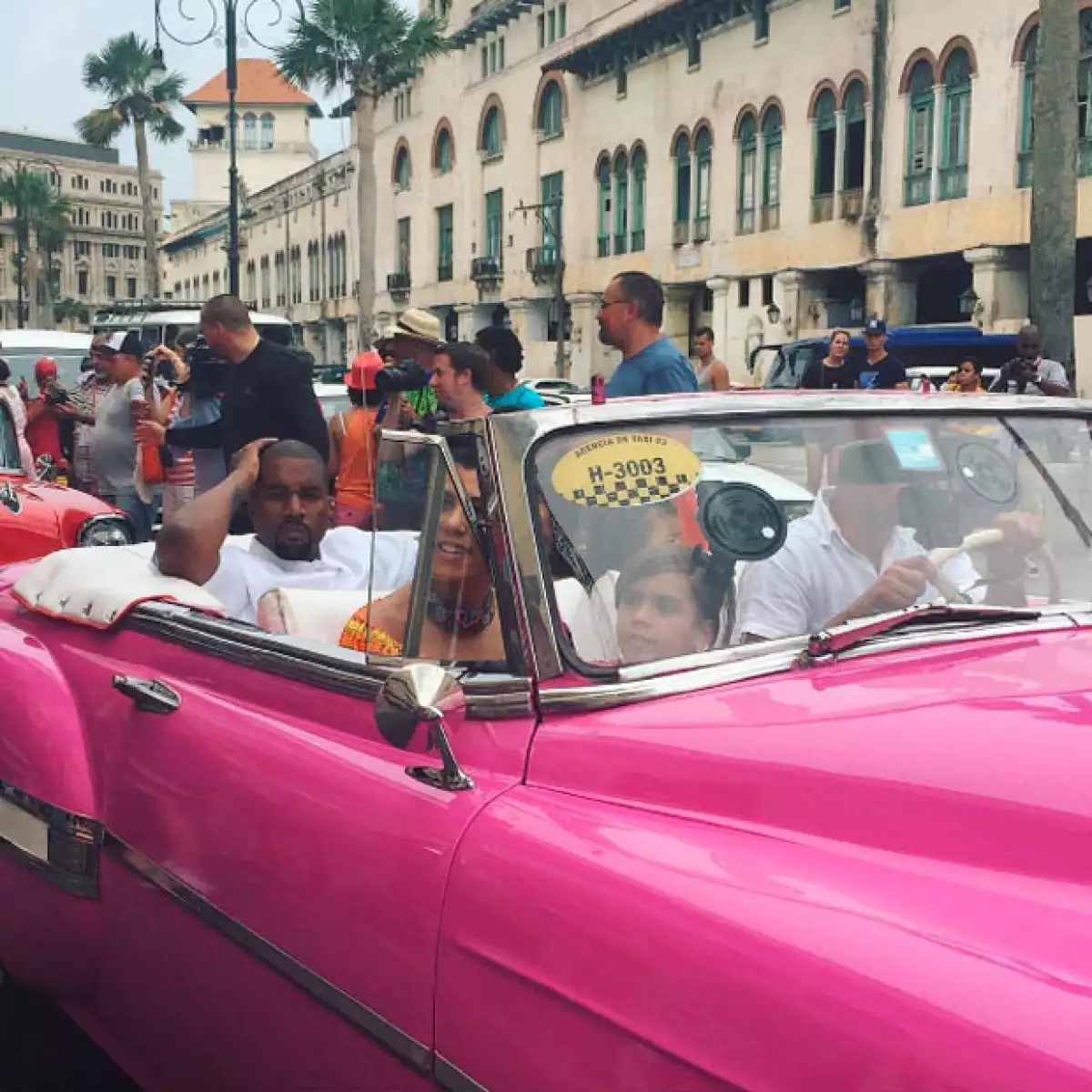 La familia más popular de Estados Unidos causó sensación en su paso por las calles de Cuba.