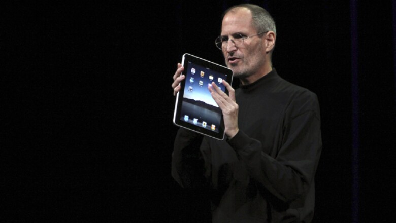 La firma tecnológica, Apple, lanzó este miércoles su dispositivo iPad. Mezcla las funciones de una Macbook con la movilidad de un iPhone, aseguró el CEO de Apple, Steve Jobs.