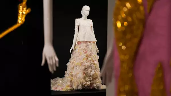 El Costume Institute del MET resguarda una colección de 33 mil objetos de la historia de la moda y accesorios del siglo XV a la fecha.