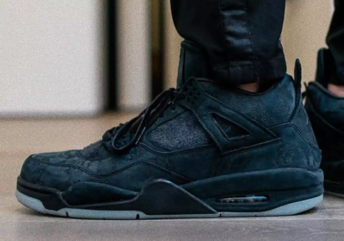 Kaws x Air Jordan 4