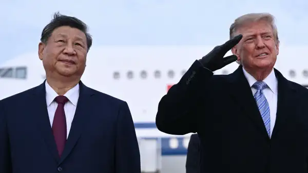 El presidente de Estados Unidos, Donald Trump, hace el saludo militar al recibir al presidente chino, Xi Jinping, a su llegada a la Base Conjunta Andrews, en Maryland, el 23 de septiembre de 2026. Xi visita Estados Unidos del 23 al 25 de septiembre.