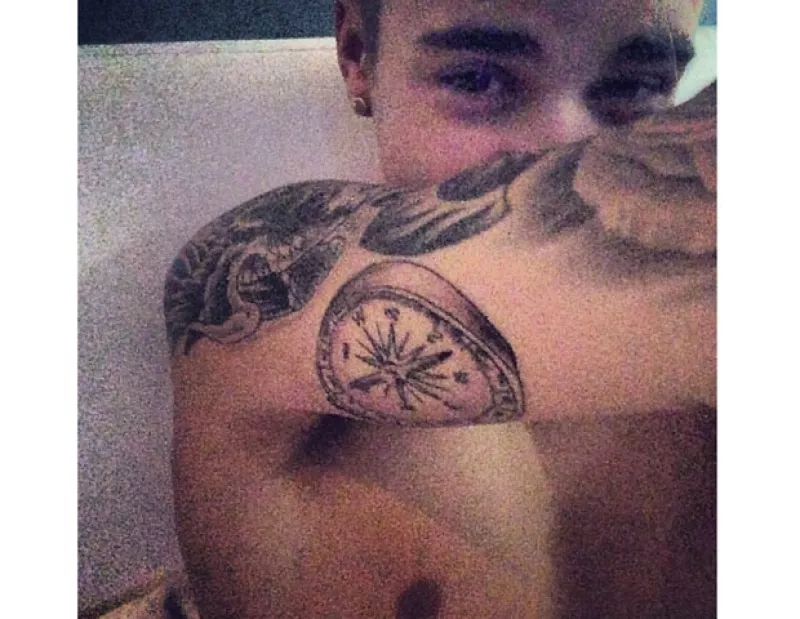 Mediante Instagram, el ídolo juvenil presumió sus dos nuevos dibujos: una brújula y un arlequín.