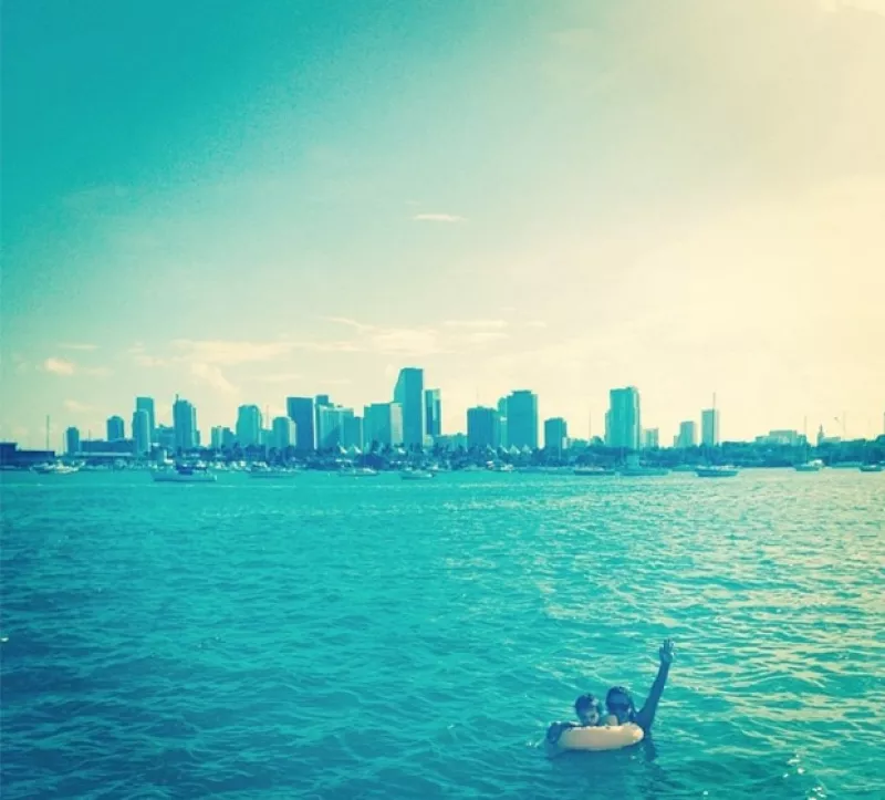 El actor, su novia Lola Ponce de 8 meses de embarazo y su pequeña hija madrugaron para disfrutar las primeras horas del domingo a bordo de una lancha en el mar.