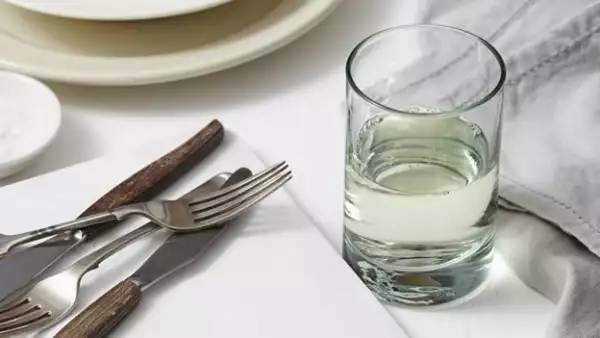La infección por Cyclospora cayetanensis suele adquirirse al consumir alimentos o agua contaminados con el parásito.