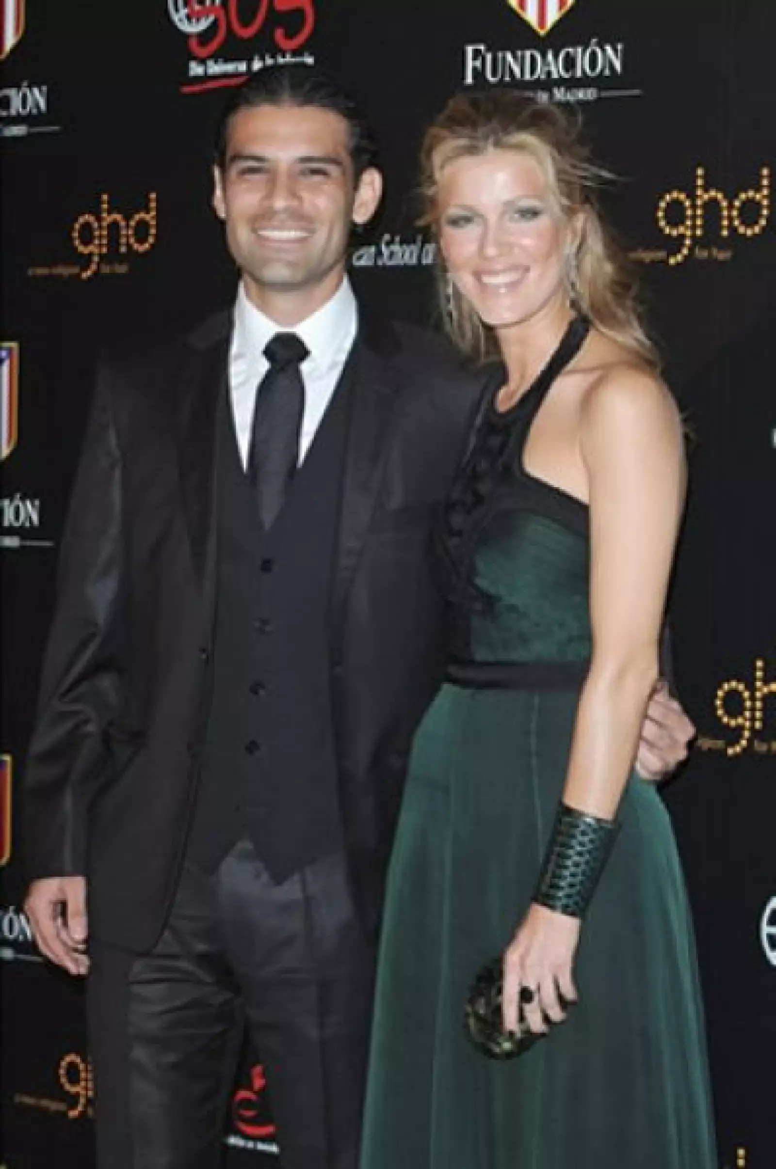 El futblista mexicano, Rafael Marquez, y su pareja la modelo Jaydy Michel, son jóvenes y bien vestidos.