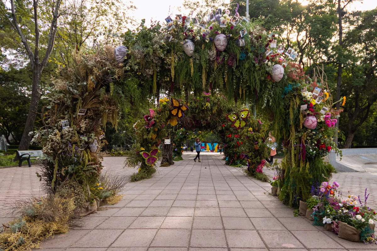 Foto de arcos florales en el Parque América de Polanco.