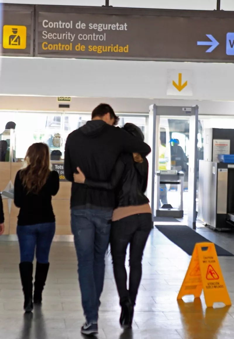 Debido a que Shakira está trabajando en Los Ángeles ha estado alejada de Gerard, quien vive en España, ahora fueron captados despidiéndose en el aeropuerto.