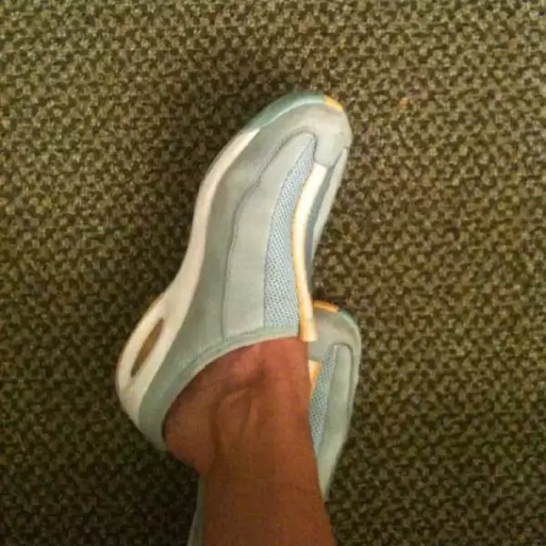 Y para descansar, este calzado que se ve muy cómodo.