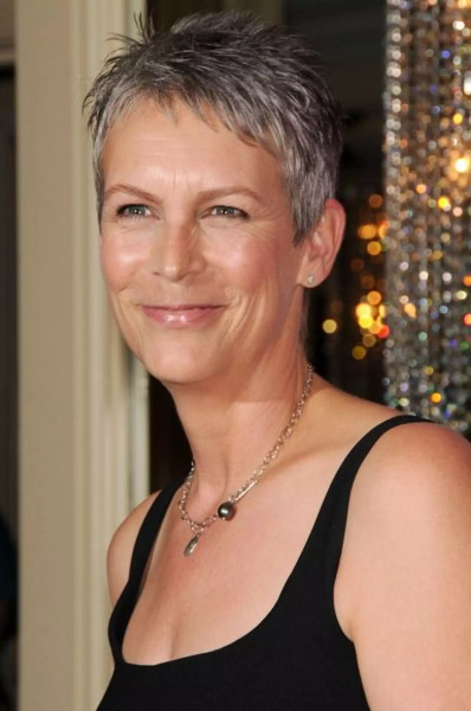 Jamie Lee Curtis pocas veces ha cambiado de look y anoche no fue la excepción; la actriz tiene como sello su pelo corto.