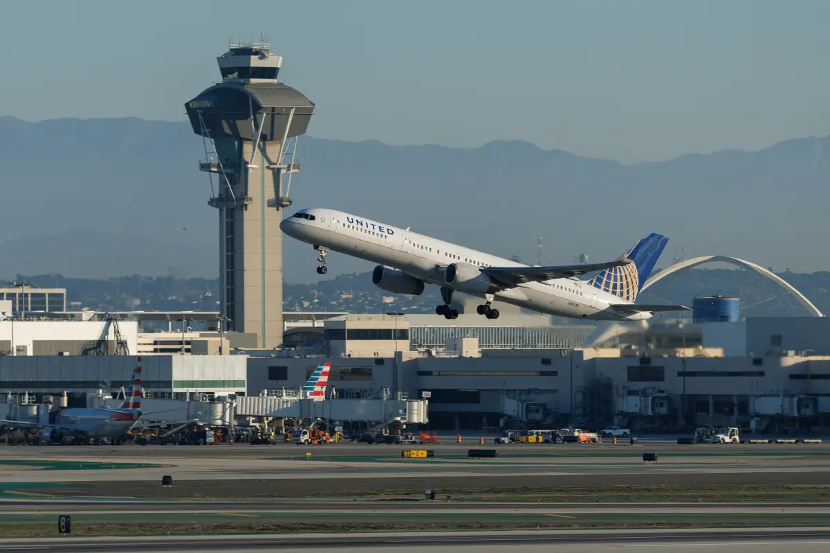 Un avión comercial de United Airlines despegará del Aeropuerto Internacional de Los Ángeles en Los Ángeles, California, EE. UU., el 6 de noviembre de 2025.