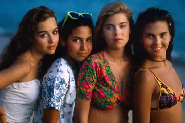 Kate (derecha) junto al elenco principal de Muchachitas.