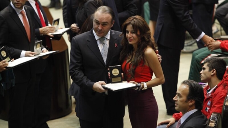 paola espinoza recibe un reconocimiento en la camara de diputados