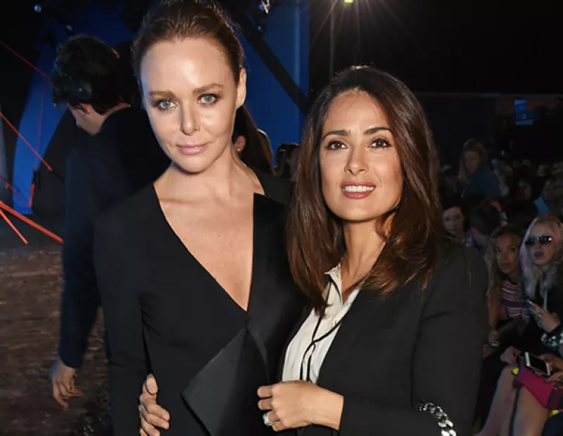 La actriz mexicana -hoy en portada de Quién- está casada con François-Henri Pinault, cabeza de una de las empresas más importantes de moda, Kering, y comparte la primera fila con Carlota Casiraghi.