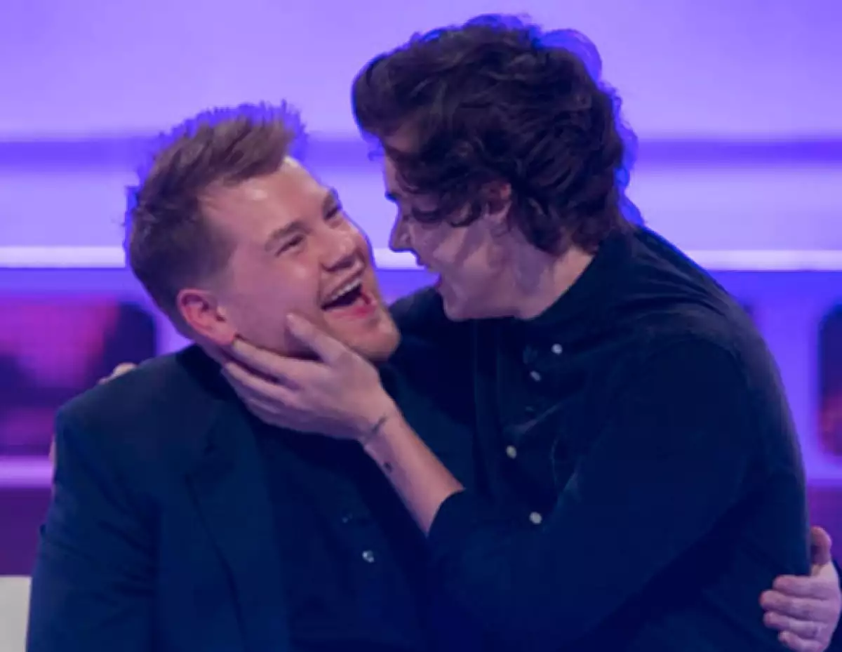 El cantante de One Direction acudió al show “A League of Their Own”, donde sin pena alguna demostró que no tiene problema en besar a un hombre en público.