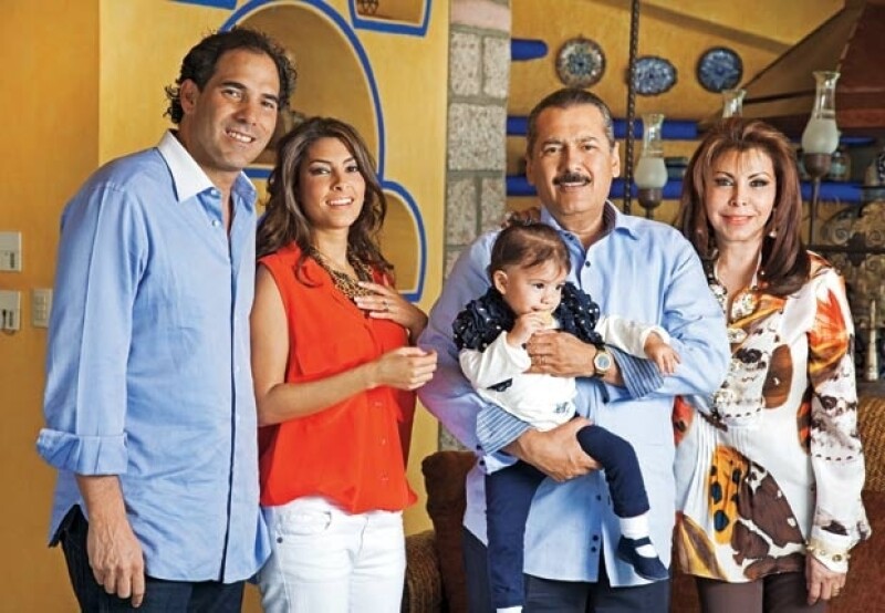 Además de formal político, a Manlio le gusta presumir su papel de papá y abuelo.