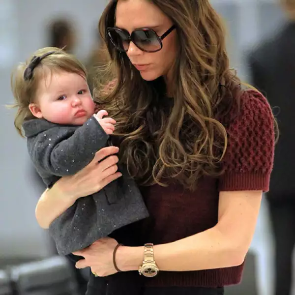 Los pequeños lazos en la cabeza son sus accesorios favoritos.