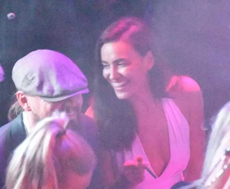 La modelo y el actor fueron vistos divirtiéndose en un club nocturno de Cannes, luego de que se dijera que él la presentó con su nuevo novio Bradley Cooper.