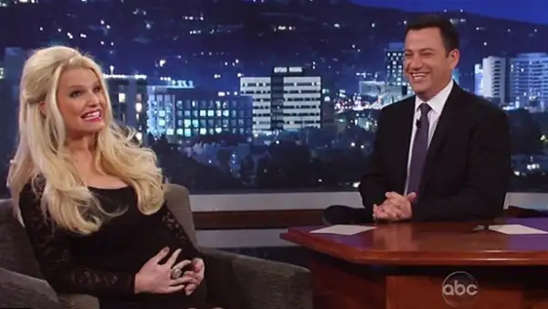 A pesar de que antier la empresaria se hizo la difícil con Ellen DeGeneres, el comediante Jimmy Kimmel le sacó toda la verdad, sobre el sexo de su futuro bebé.